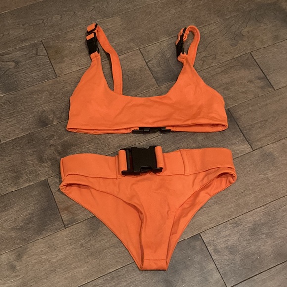 ANDI BAGUS orange Bond girl bikini - Picture 4 of 11